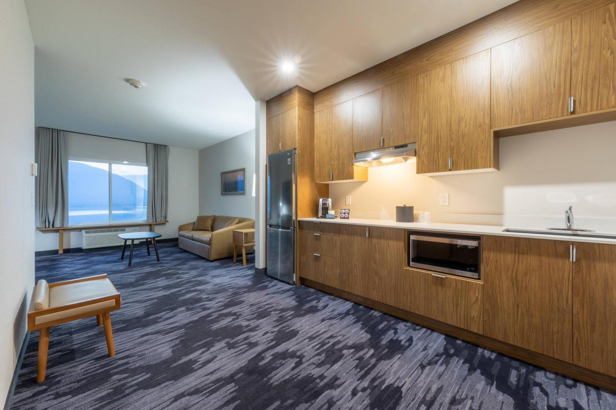 Fairfield Inn & Suites By Marriott Salmon Arm Exterior photo